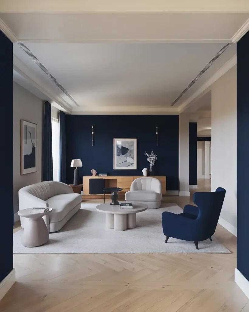 Salon avec mur d'accent sombre créant une illusion de profondeur et d'agrandissement , couleur choisir pour agrandir une pièce