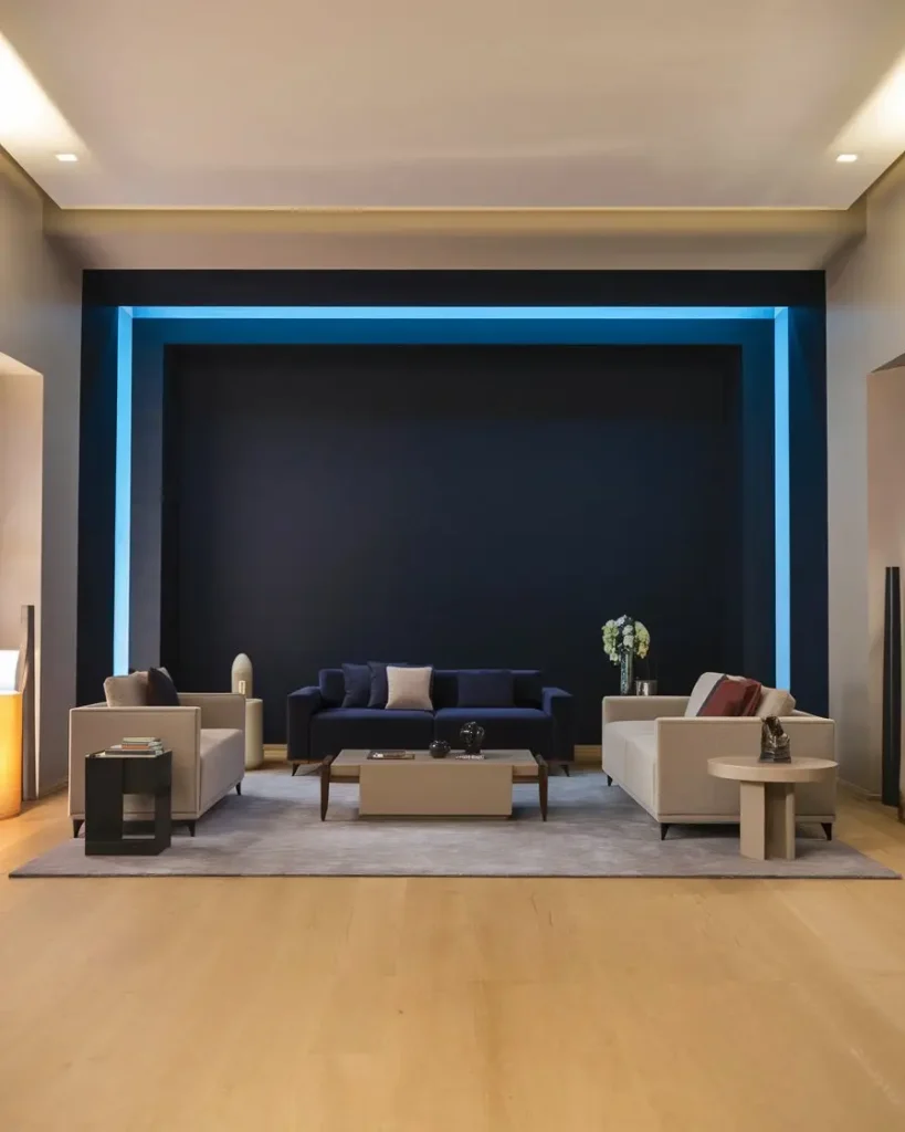 Salon avec mur d'accent sombre créant une illusion de profondeur et d'agrandissement , couleur choisir pour agrandir une pièce